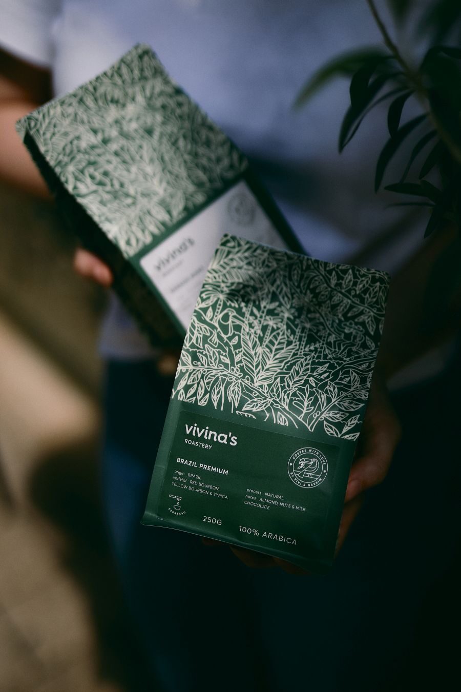 Vivina’s Café: Amikor a specialty kávé csúcsára ér 3 vivinas cafe 01 Budapest lüktető belvárosa gyakran az állandó rohanás és a zaj szinonimája. Azonban az Egyetem Tértől mindössze egy perc, a Szerb utca csendjében húzódik meg egy hely, amely tökéletes kontrasztot kínál a nagyvárosi ritmussal szemben.