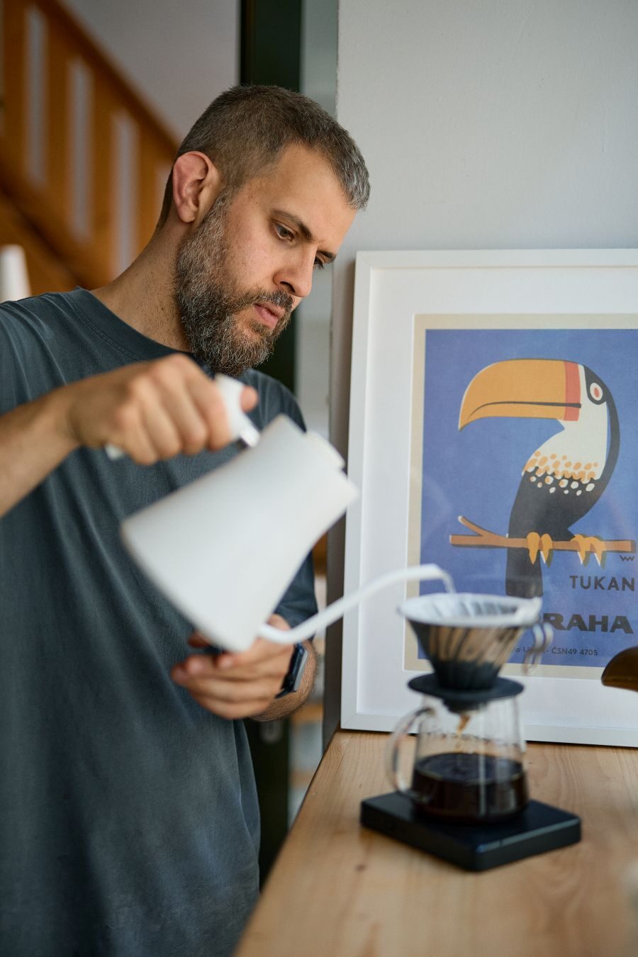 Vivina’s Café: Amikor a specialty kávé csúcsára ér 6 vivinas cafe 02 Budapest lüktető belvárosa gyakran az állandó rohanás és a zaj szinonimája. Azonban az Egyetem Tértől mindössze egy perc, a Szerb utca csendjében húzódik meg egy hely, amely tökéletes kontrasztot kínál a nagyvárosi ritmussal szemben.