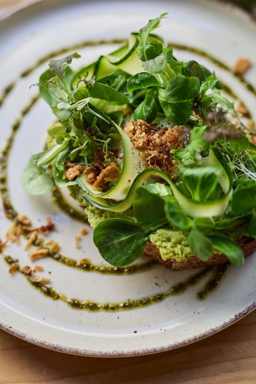 Vivina’s Café: Amikor a specialty kávé csúcsára ér 5 vivinas cafe 04 Budapest lüktető belvárosa gyakran az állandó rohanás és a zaj szinonimája. Azonban az Egyetem Tértől mindössze egy perc, a Szerb utca csendjében húzódik meg egy hely, amely tökéletes kontrasztot kínál a nagyvárosi ritmussal szemben.