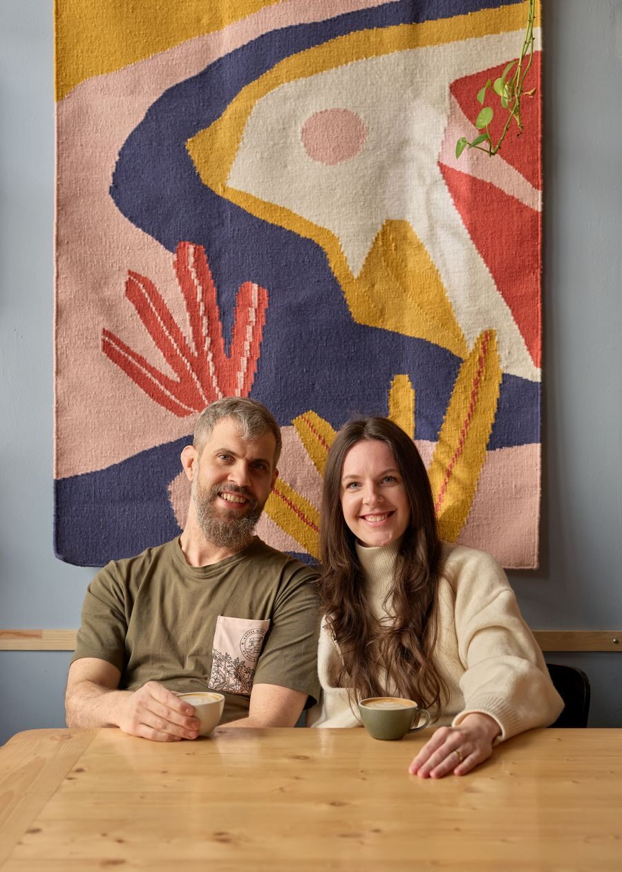 Vivina’s Café: Amikor a specialty kávé csúcsára ér 2 vivinas cafe 08 Budapest lüktető belvárosa gyakran az állandó rohanás és a zaj szinonimája. Azonban az Egyetem Tértől mindössze egy perc, a Szerb utca csendjében húzódik meg egy hely, amely tökéletes kontrasztot kínál a nagyvárosi ritmussal szemben.