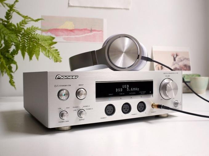 pioneer u05 Az elmúlt években egyre nagyobb népszerűségnek örvend a fejhallgatózás. Mi sem jobb bizonyíték erre, mint a Pioneer nemrég bejelentett U-05 fejhallgató erősítője.