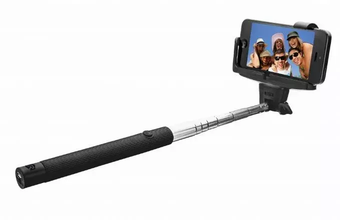 UR Wireless Selfie Stick main A holland Urban Revolt csupa fiatalok által kedvelt dolgot kínál. A Wireless Selfie Stick szelfibot okostelefonos fényképezéshez szánt praktikus céleszköz, a fém és a fekete passzol a fotóseszközök anyag- és színvilágához.