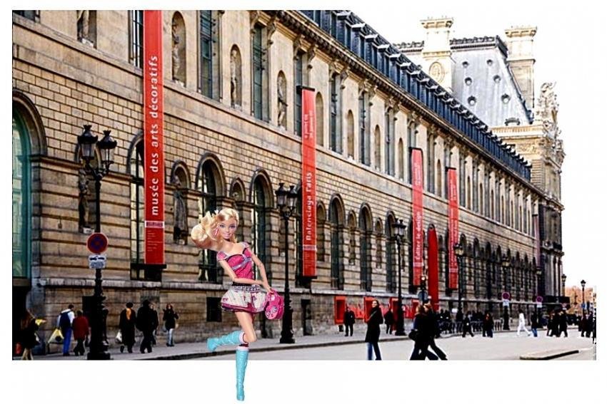 Barbie en Louvre Barbie Párizsban a Louvre kiállításán mint exponátum van jelen. Először az USA boltjaiban 1959. márciusában tűnt fel szőke meg barna hajjal. 