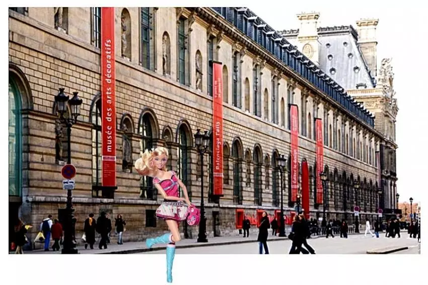 Barbie en Louvre Barbie Párizsban a Louvre kiállításán mint exponátum van jelen. Először az USA boltjaiban 1959. márciusában tűnt fel szőke meg barna hajjal. 
