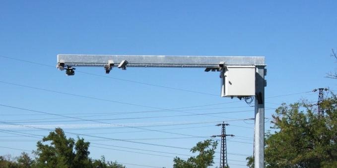 Traffipax2015 A balesetek két fő oka a gyorshajtás és az előny meg nem adása. A Véda a gyorshajtót kiszűri. Az EU direktívákat követve 2018-ig a közúti halálos balesetek számát a felére kell visszaszorítani.