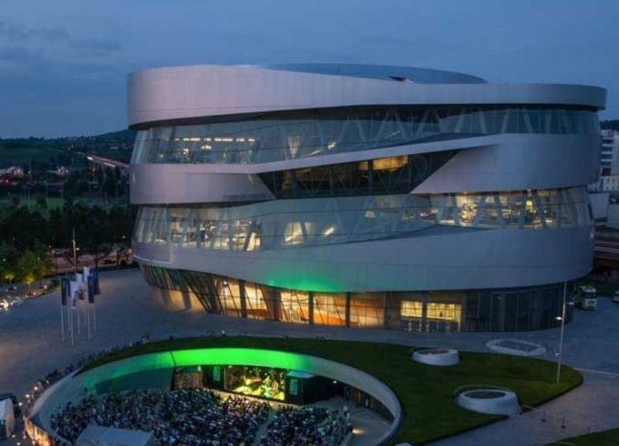 Mercedes Benz múzeum A Mercedes-Benz múzeum 2016. május 19-én ünnepli tízéves meglétét. Felavatása óta 160 nemzet hétmilliónál nagyobb lélekszámú látogató serege fordult meg a létesítményben.