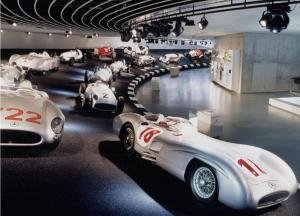 A Mercedes-Benz múzeum egyik csarnoka