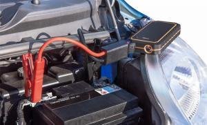 Trust URBAN PowerBank vészindító munka közben