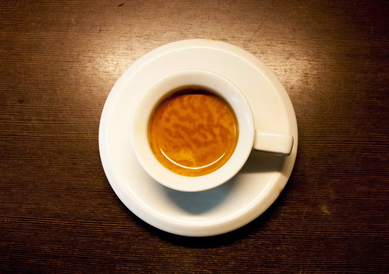 savassag espresso A kávé régen luxuscikknek számított. Mint a csokoládé. Vajon mi a helyzet a mai világban? Kávét vagy csokit?