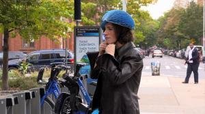 EcoHelmet bukosisak a fejen