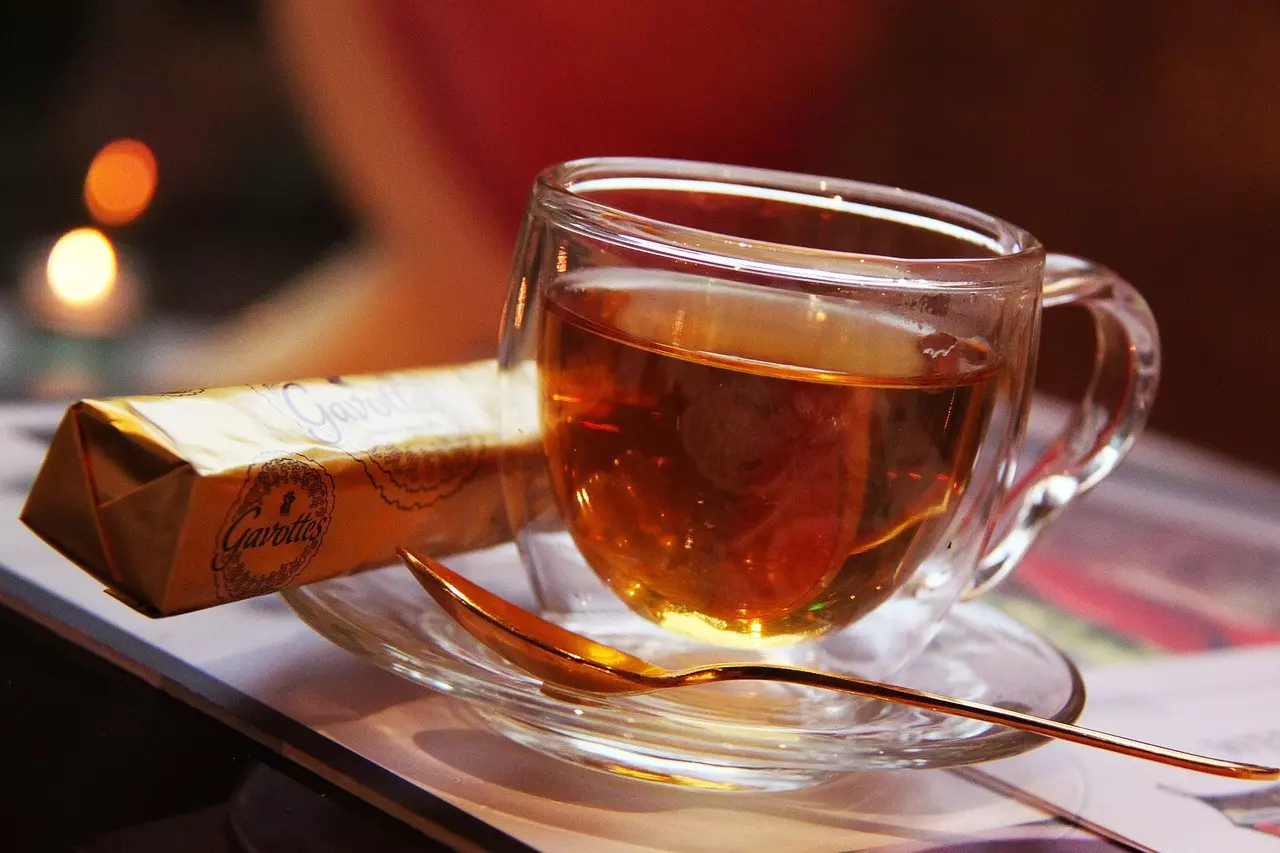 4 stimuláns a Teában - több, mint Koffein 2 tea kave 4 olyan stimuláns található a teában, amely, amikor áthalad a vér-agy gáton, képes élénkítő hatás kifejtésére. A legismertebb a jó öreg, bevált koffein.