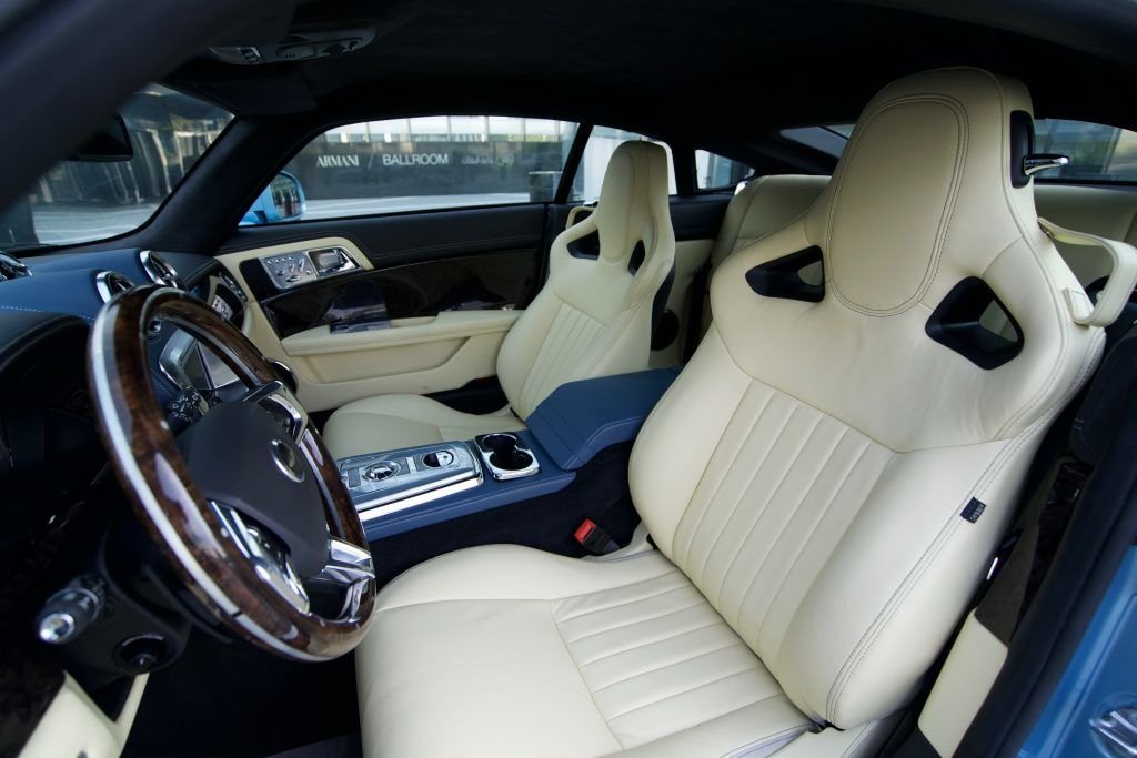 Speedback GT, egy klasszikus autó 9 Speedback GT feher enterior A Speedback GT egy igazi brit, magánfinanszírozásból fejlesztett kis sorozatú retró Grand Tourer. Gyártója a David Brown Automotive.