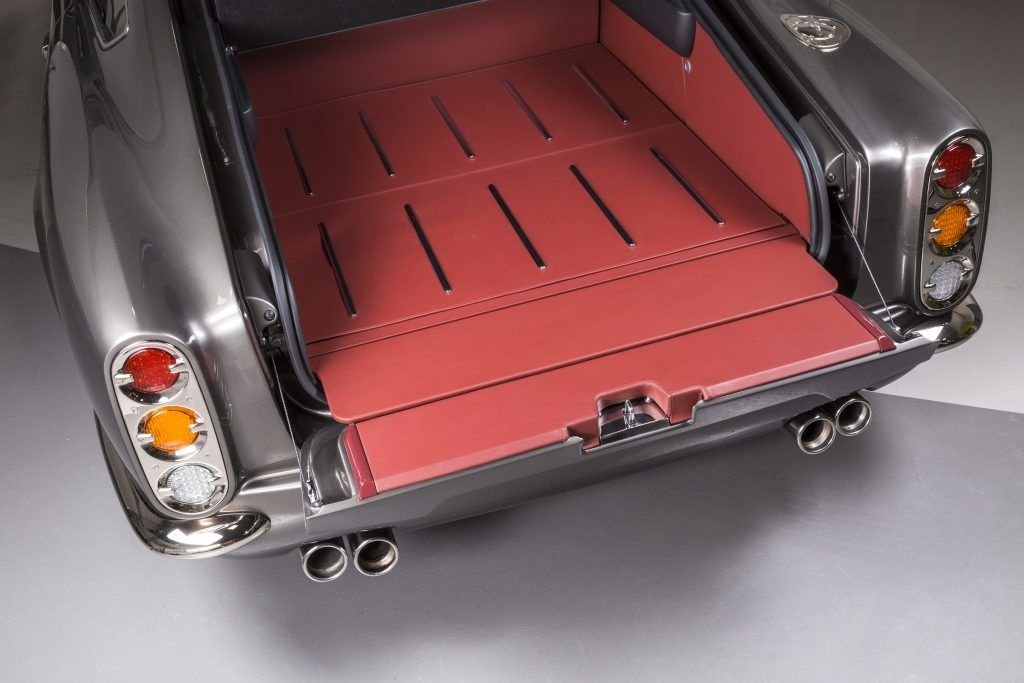 Speedback GT, egy klasszikus autó 4 Speedback GT lenyitott hátsó ajtó piknikhez