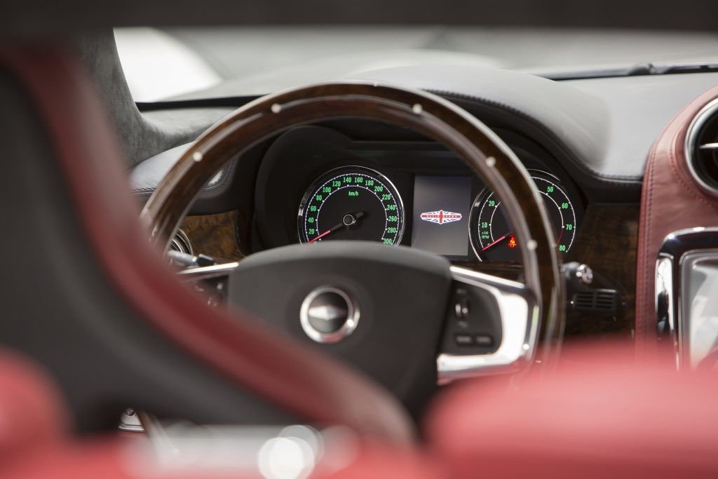 Speedback GT, egy klasszikus autó 5 Speedback GT muszerfal A Speedback GT egy igazi brit, magánfinanszírozásból fejlesztett kis sorozatú retró Grand Tourer. Gyártója a David Brown Automotive.