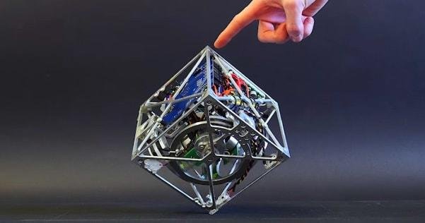 A Cubli – egy kocka, amely ugrik, egyensúlyoz és sétál