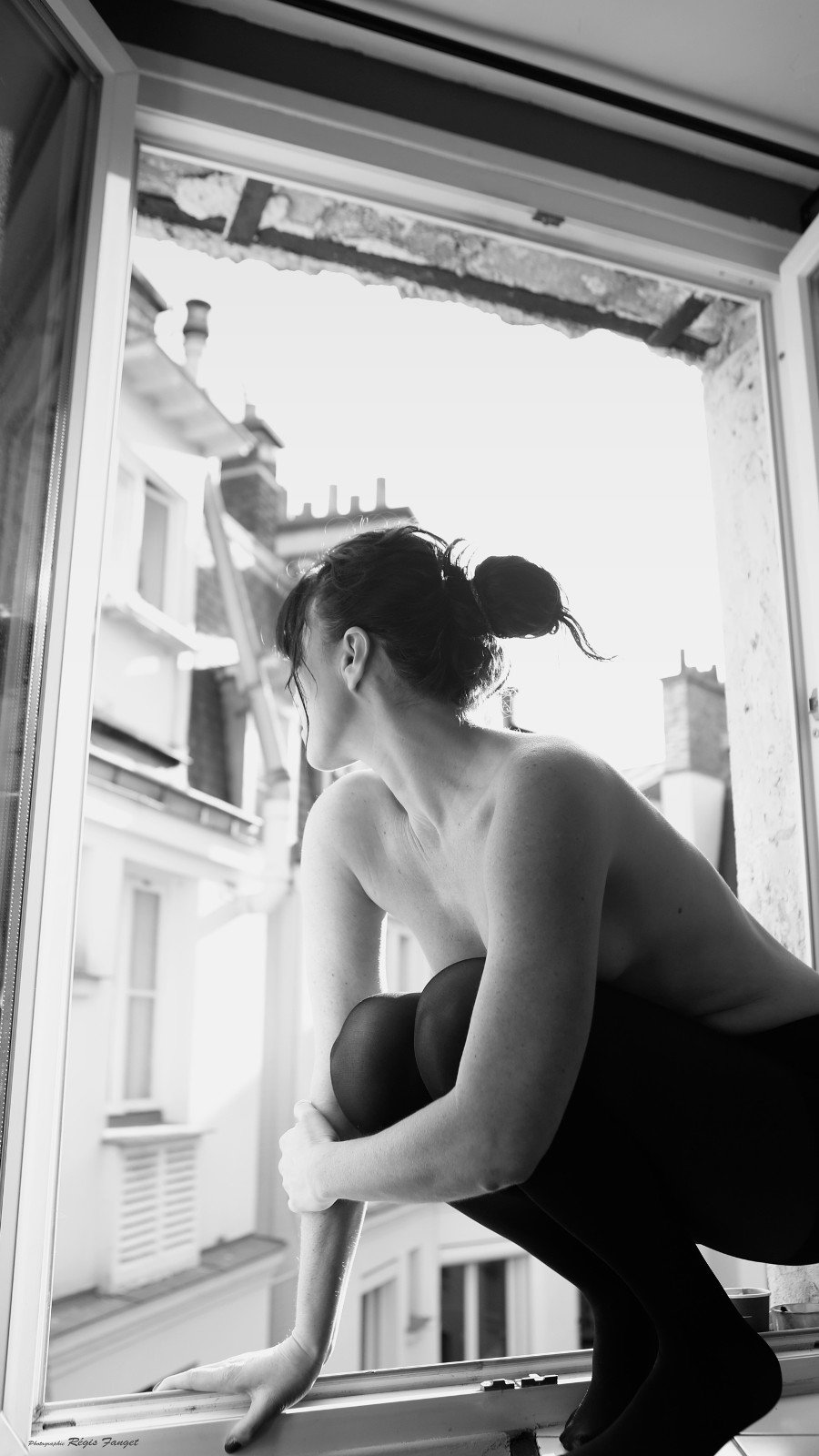 Milyen a párizsi nő? 9 la parisienne sofitelbudapest 1 Ikonikus képek érkeztek egy kiállítás keretében Budapestre, intim bepillantás gyanánt a párizsi nő életébe, mely a világ egyik legelragadóbb közössége.