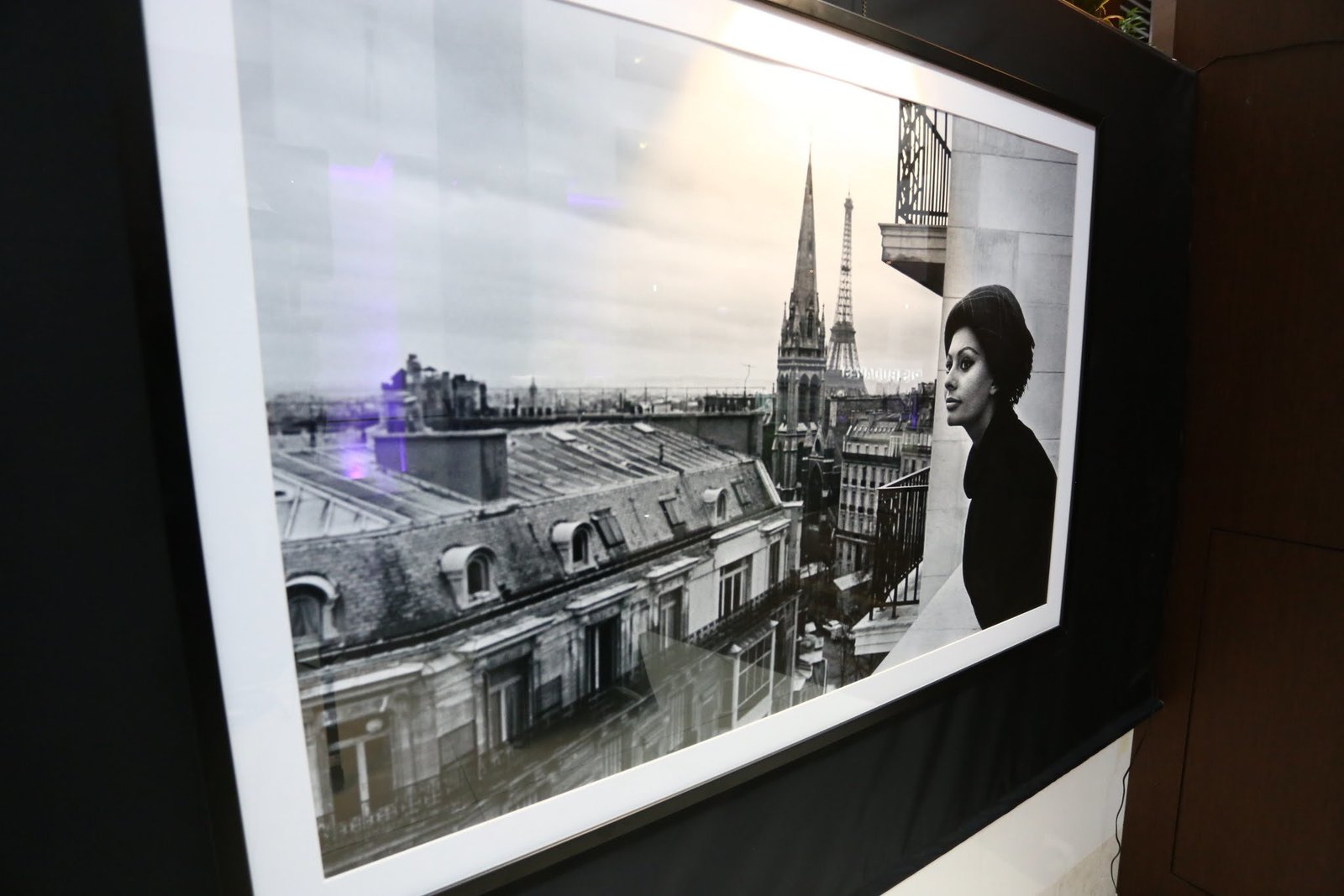 Milyen a párizsi nő? 3 la parisienne sofitelbudapest 3 Ikonikus képek érkeztek egy kiállítás keretében Budapestre, intim bepillantás gyanánt a párizsi nő életébe, mely a világ egyik legelragadóbb közössége.