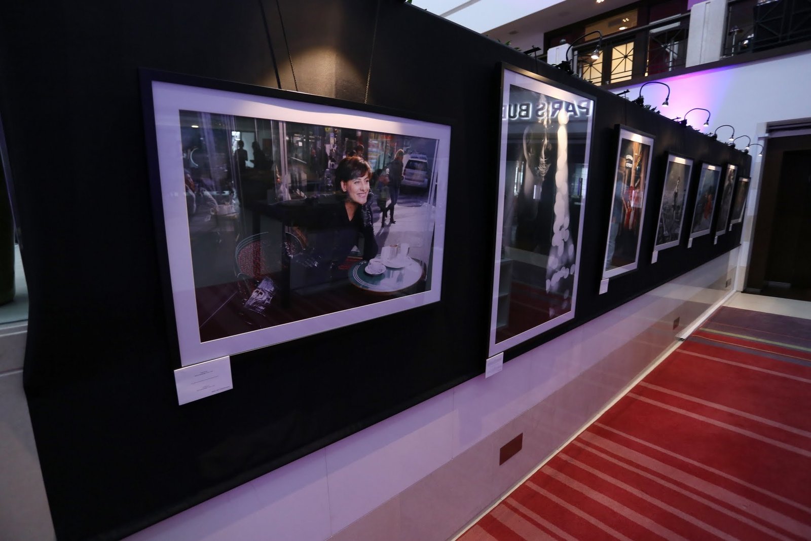 Milyen a párizsi nő? 2 la parisienne sofitelbudapest 4 Ikonikus képek érkeztek egy kiállítás keretében Budapestre, intim bepillantás gyanánt a párizsi nő életébe, mely a világ egyik legelragadóbb közössége.