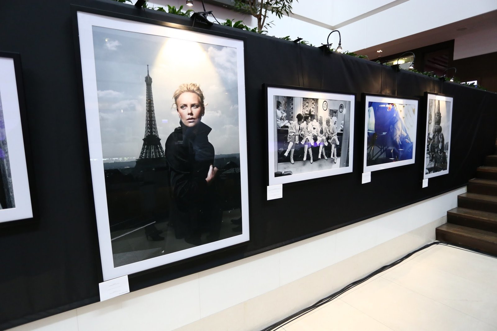 Milyen a párizsi nő? 4 la parisienne sofitelbudapest 5 Ikonikus képek érkeztek egy kiállítás keretében Budapestre, intim bepillantás gyanánt a párizsi nő életébe, mely a világ egyik legelragadóbb közössége.