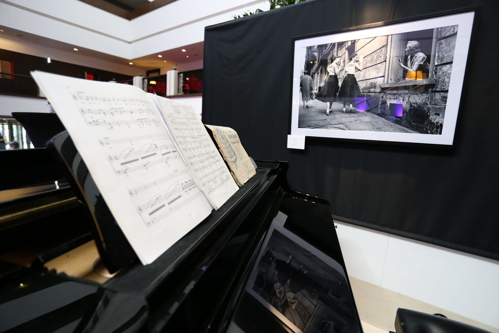 Milyen a párizsi nő? 10 la parisienne sofitelbudapest 6 Ikonikus képek érkeztek egy kiállítás keretében Budapestre, intim bepillantás gyanánt a párizsi nő életébe, mely a világ egyik legelragadóbb közössége.