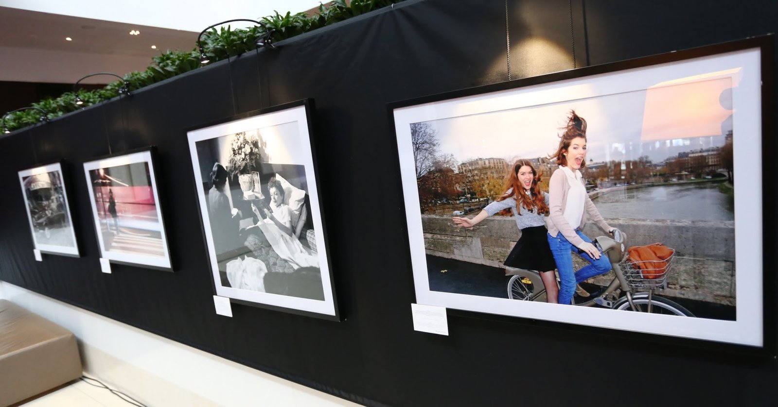 Milyen a párizsi nő? 8 la parisienne sofitelbudapest 7 Ikonikus képek érkeztek egy kiállítás keretében Budapestre, intim bepillantás gyanánt a párizsi nő életébe, mely a világ egyik legelragadóbb közössége.