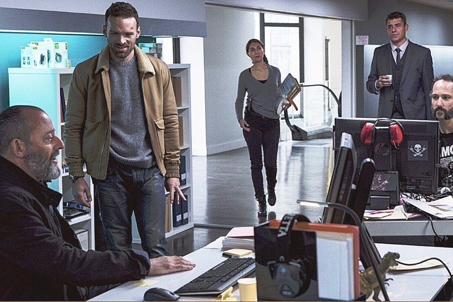 Az akciócsoport DVD - Jean Reno rendőrt játszik 3 Jean Reno irodaban Az akciócsoport DVD megjelentetésével igyekszik a francia filmgyártás a rajongóknak a kedvében járni. Lövöldözős, verekedős, kegyetlenkedő film lett belőle.