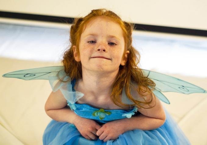 tunderke Zsófi és anya nyolckor lefeküdtek aludni. Zsófi anyához bújt, hogy érezze a melegét, és biztonságban érezze magát. De Zsófi éjszaka valamiért felébredt.