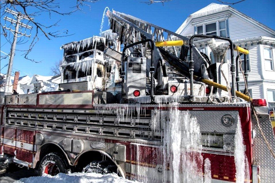 Befagyott a Niagara 5 Tuzoltoauto befagyott 2018 januar Befagyott a Niagara vízesés és hó alatt Hawaii, a napfény szigete. A szaharai félméteres hó elolvadt Algériában, az USA még mindig a fagy szorításában várja az ítéletidő végét.
