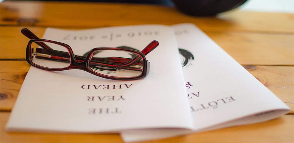 YearCompass? Tervezz az új évre, és zárd le az előzőt! 2 yearcompass elotted az ev Még mindig január van (ha már nem is Újév napja), úgyhogy azt gondolom, hogy még nem késő leülni, és átgondolni, hogy mik is azok a célok, amiket ebben az évben el szeretnénk érni. Ehhez nagyszerű társunk lehet a YearCompass, amelyet ingyenesen letölthetünk (természetesen magyar nyelven is!)