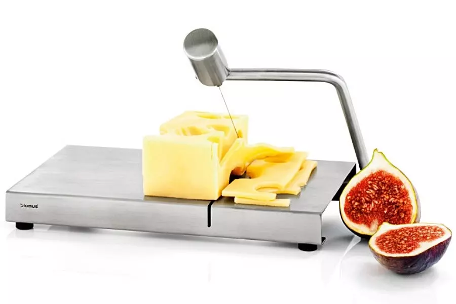 Blomus Froma sajtszeletelo 1 BLOMUS Froma sajtszeletelő eszközzel nincs esélye a sajtnak. A sajtszeletelő amilyen szép tárgy, annyira kegyetlen.