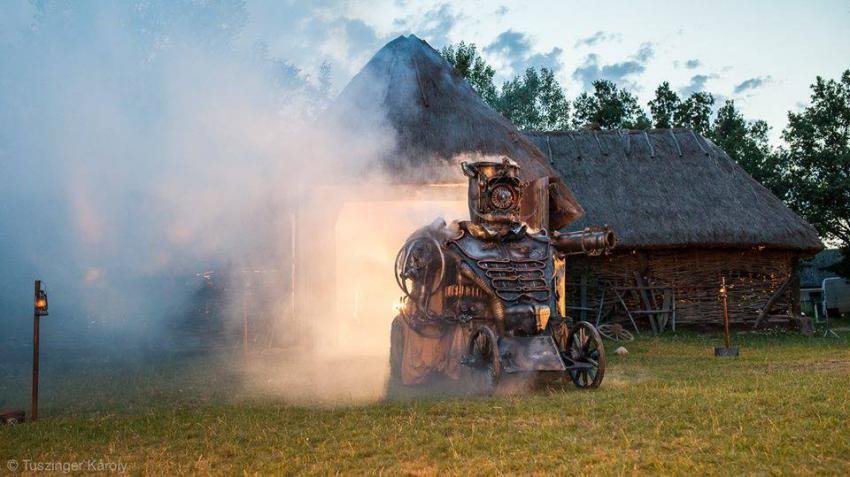 Steampunk gőzhuszárral vonulnak fel március 15-én a fiatal művészek