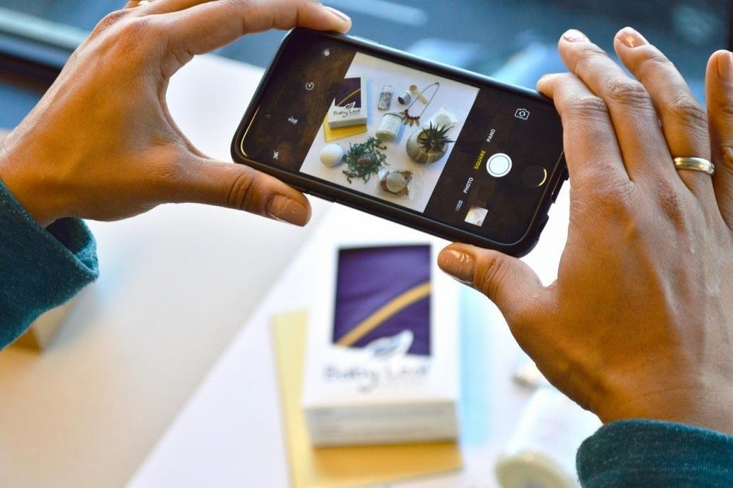 fotozas Lili reggel kilenckor kelt. Vagyis délelőtt. Vagyis kinek mi. A párja már nem volt otthon, ő nyolc órára járt dolgozni egy informatikai céghez. Lili otthon dolgozott. Szerencsés volt, magának osztotta be az idejét, magának találta ki a munkáit, ő döntötte el, hogy kivel szeretne együttműködni.