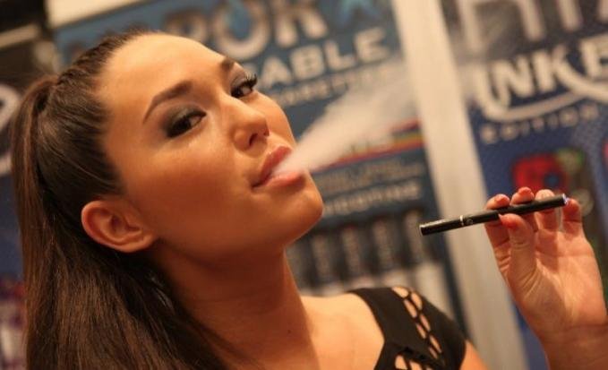 Egyre több embert látni kávézókban is elektromos cigarettával a kezében