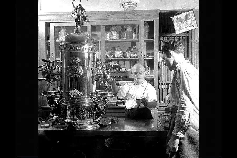 La Pavoni eszpresszogep Az eszpresszógépet Angelo Moriondo találta ki, ehhez az időben 1884-ig kell visszamenni. Moriondo a Torinói Nagyvásár alkalmából mutatta be a kávéfőzőgépét