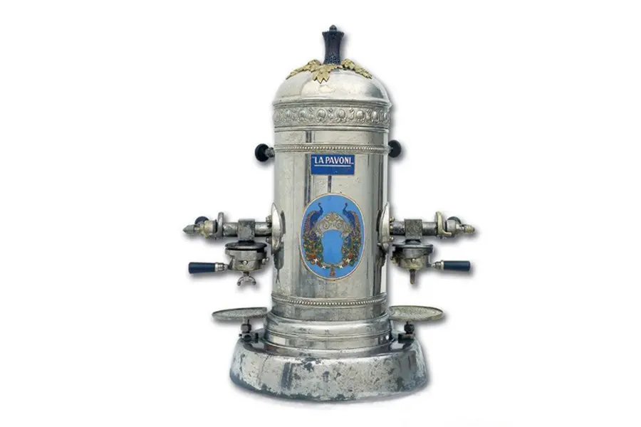 La Pavoni kavefozogep Az eszpresszógépet Angelo Moriondo találta ki, ehhez az időben 1884-ig kell visszamenni. Moriondo a Torinói Nagyvásár alkalmából mutatta be a kávéfőzőgépét
