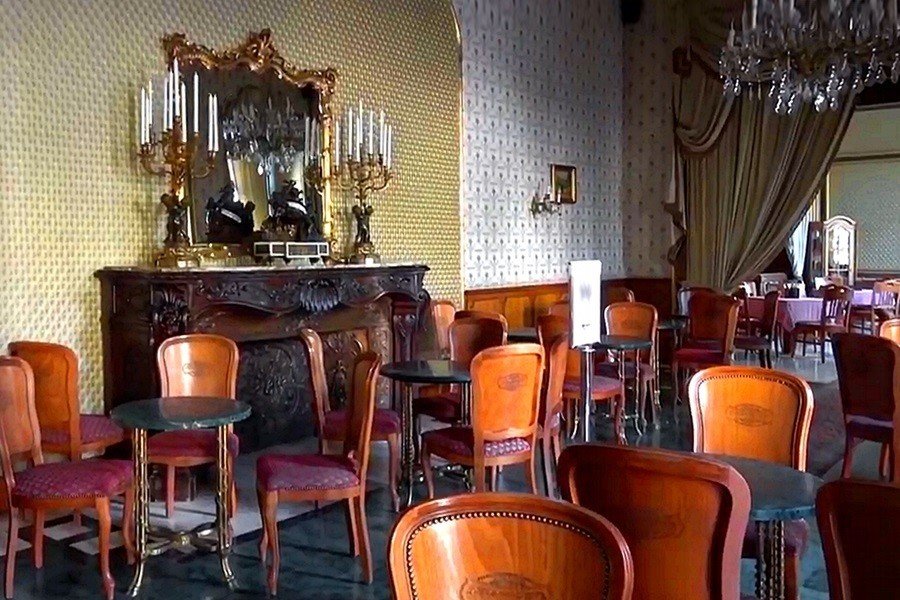 Gerbeaud kávéház és cukrászda 4 Gerbeaud kavehaz cukraszda Gerbeaud kávéház és cukrászda néven ismert, de Gerbeaud cukrászda és bisztro vagy Gerbeaud kávézó elnevezéssel is fut a köztudatban.