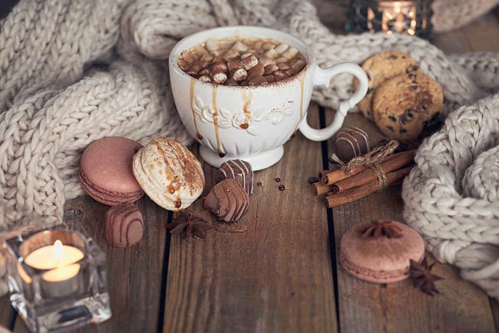 4. Gasztrotipp: Klasszikus forrócsoki tejszínhabbal és macaronnal