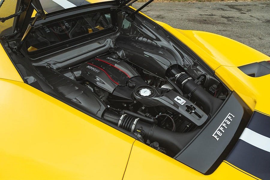 Ferrari 488 Pista brutalis eroforrasa Ferrari 488 Pista a nyolchengeres durvulás a modenai istállóból vágtat elő, csekély negyedmillió fontért. Miheztartás végett csak néhány adat.