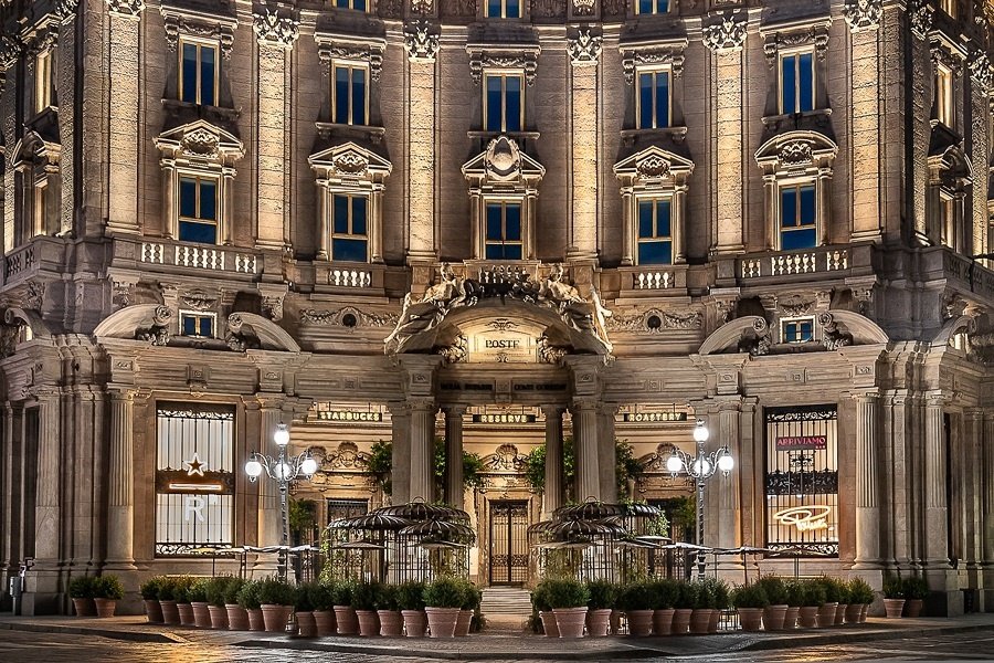 Milano Palazzo Della Poste A Starbucks nevében a siker garantált. A ’buck’ elnevezés az amerikaiaknál azonos a dollárral és az USA-ban a dollár a sztár.