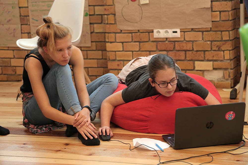 LEGO es Skool Kockamoka 2 A LEGO Csoport és a LEGO Foundation támogatja a Skool ötleteit: indul a Kockamóka! Már csak 50 matek vagy informatika tanár hiányzik