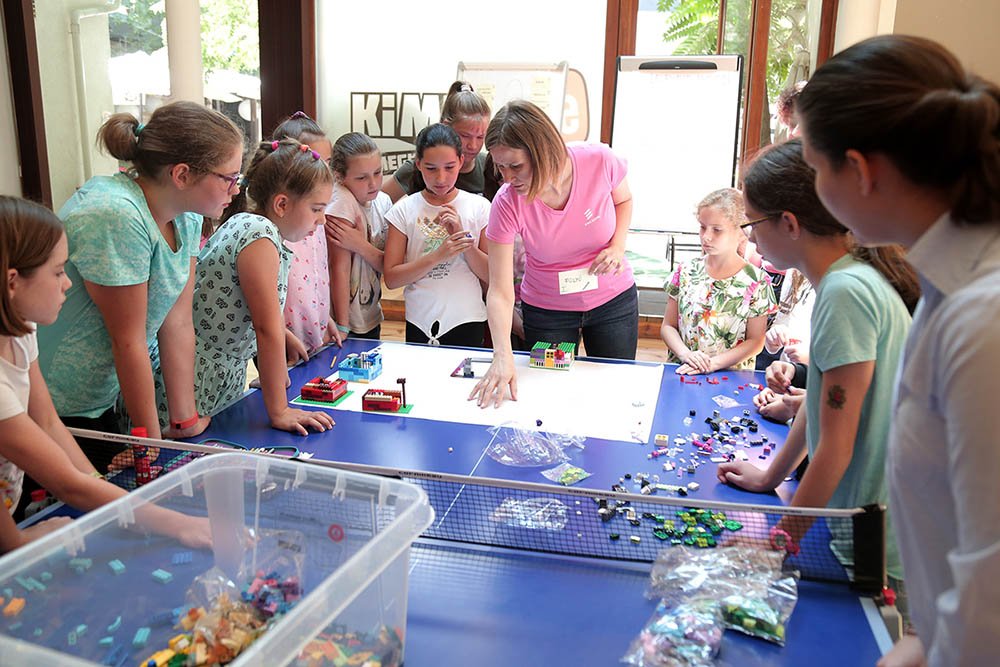 LEGO es Skool Kockamoka 4 A LEGO Csoport és a LEGO Foundation támogatja a Skool ötleteit: indul a Kockamóka! Már csak 50 matek vagy informatika tanár hiányzik