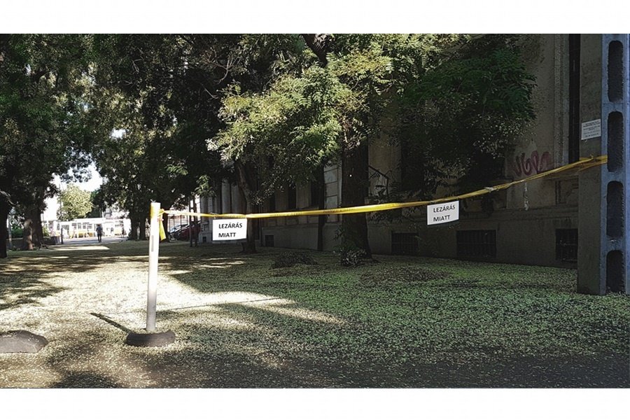 Lezaras miatt egy hettel kesobb Abszurdisztán fővárosában ingyenes szórakozás minden erőfeszítés nélkül lehet osztályrészünk. Ahogyan Kellér Dezsőtől hallhattuk: ‘A téma az utcán hever…’