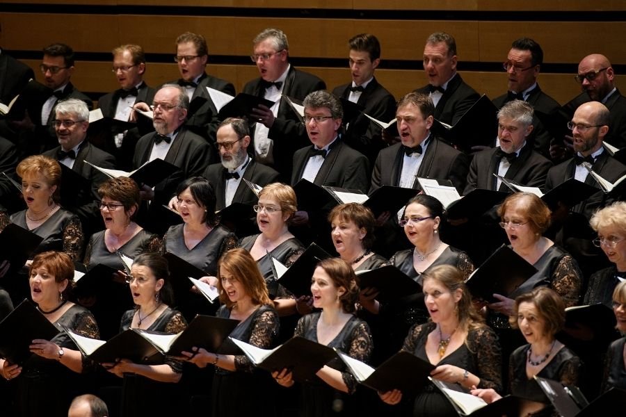 Események szorzata - Egy időben 2 online élő koncert 2 Nemzeti Filharmonikusok Korus Vannak emlékképeink a valószínűségszámítás bonyolult algebrájáról és bizony két májusi koncert miatt újra matematikai képletre lesz szükségünk