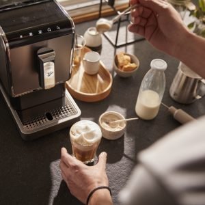 Tchibo kave 2 Reggeli kávénkat kortyolgatva csak ritkán gondolunk bele, mi is a kávé útja, mennyi munka szükséges hozzá, míg a csészénkbe kerül.