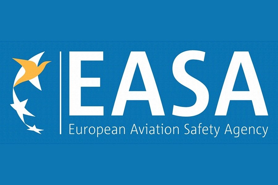 Boeing 737-8 MAX engedéllyel újra repülhet 2 EASA logo A Boeing 737-8 MAX engedéllyel január óta újra repülhet, miután a kétéves tiltás után a gyártó revíziót hajtott végre a repülőgépen