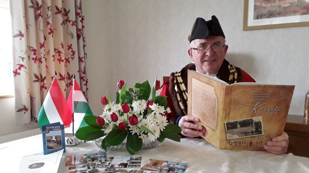 “Tavaszi szél” walesi módra: magyar népdallal készültek március 15-re Montgomery lakói 3 Montgomery polgarmester „Tavaszi szél”-lel Freddie Mercury és a Guns N’ Roses után az Arany-balladából ismert Montgomery lakói is meglepték a magyarokat