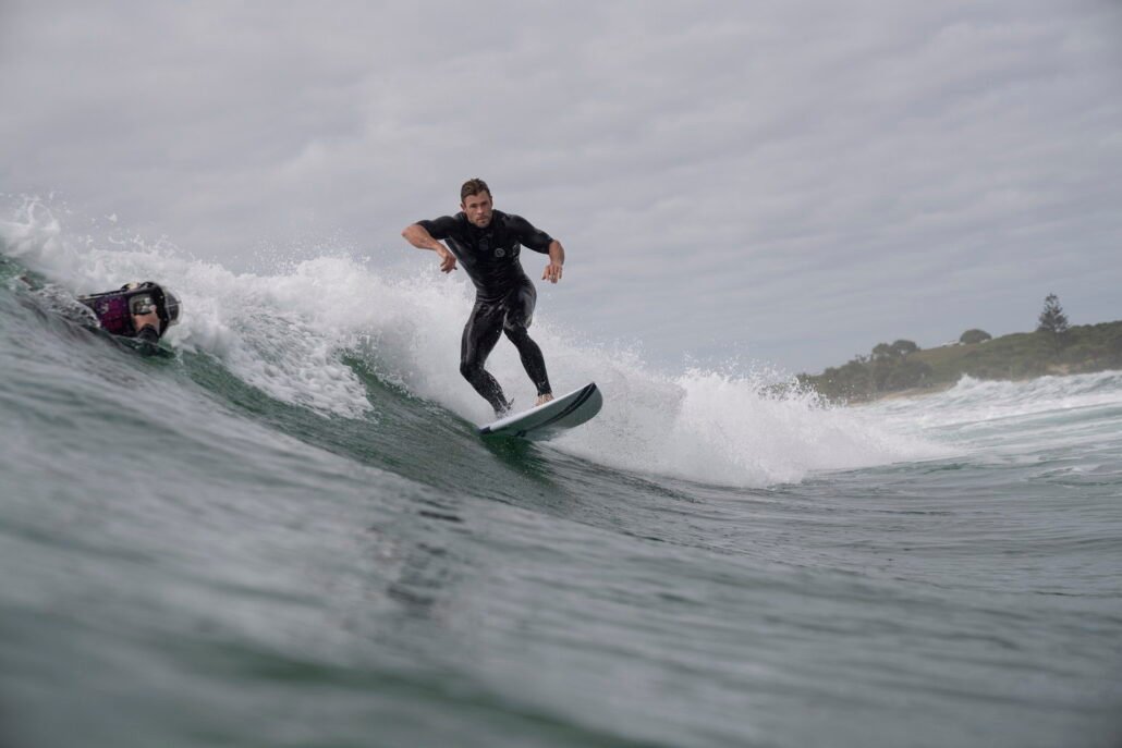 Chris Hemsworth surf Mohónak és vérszomjasnak tartott cápáknak valóban van egy rejtett, szelíd arca is? Hogyan zajlik egy cápatámadás? Nézd meg a Cápafesztivált!