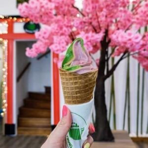Két hely, ahol minden a matcháról szól 11 Matcha Tsuki 12 Latte, limonádé, fagyi, sajttorta – klasszikus finomságok, amiket már „matchásítva” is megkóstolhatunk a főváros két pontján.