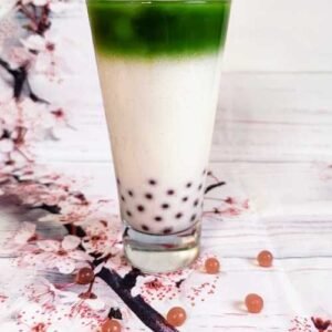 Két hely, ahol minden a matcháról szól 12 Matcha Tsuki 5 Latte, limonádé, fagyi, sajttorta – klasszikus finomságok, amiket már „matchásítva” is megkóstolhatunk a főváros két pontján.