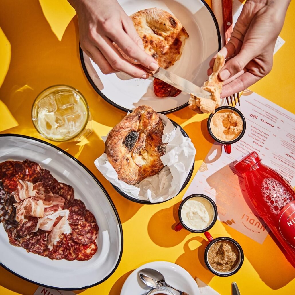 Nudli Tesztakantin Idén is megtaláljuk az ország legjobb alternatív vendéglátóhelyeit: a pizzától a gyroson és a barbeque-n át a fúziós fogásokig